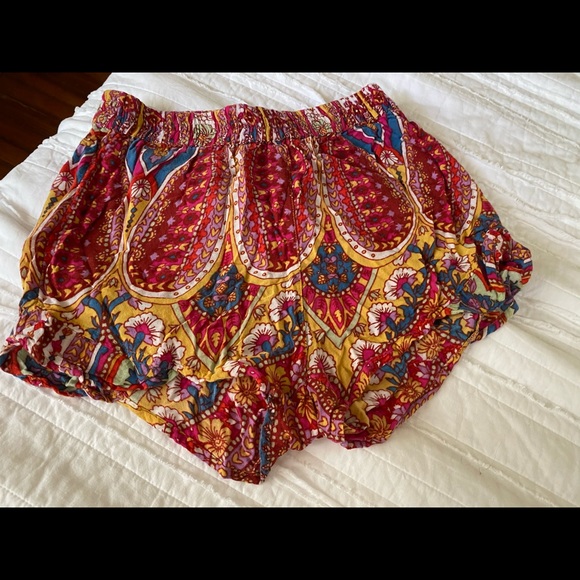 Size Small Billabong Patterned cloth shorts! - Picture 2 of 3